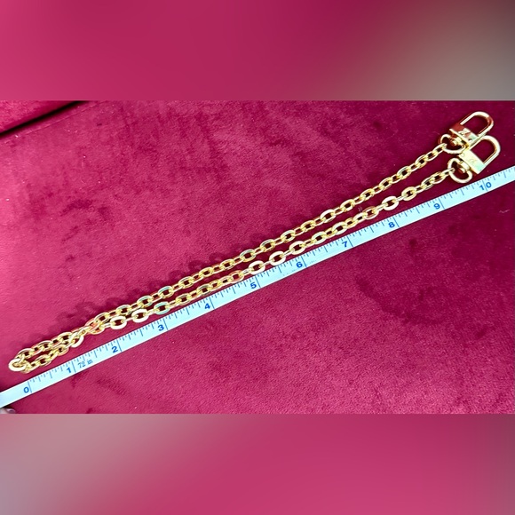 👑✅PRICE FIRM✅ Stylish Gold tone short shoulder faux metal chain strap. NWOT - Picture 5 of 11
